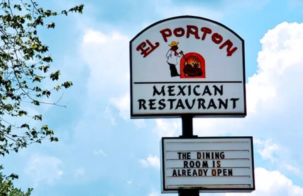 El Portón sign label